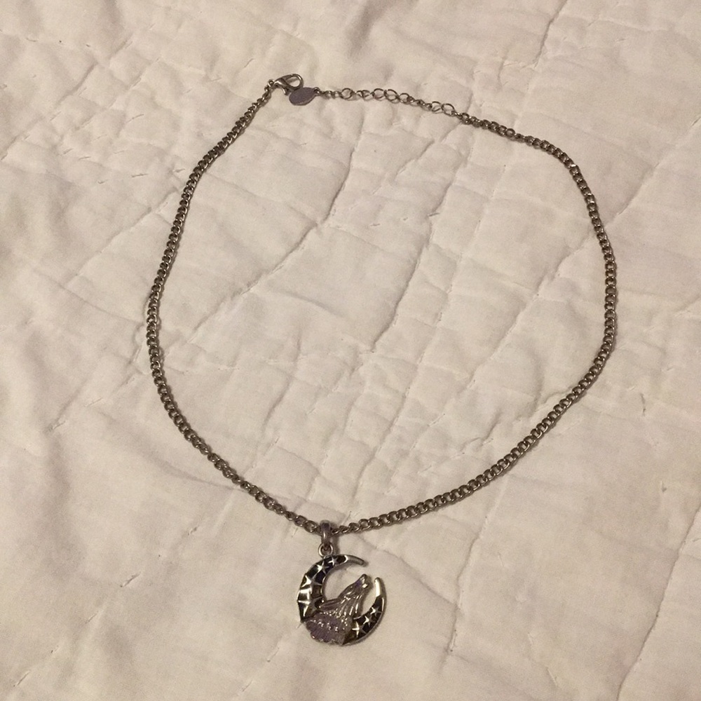 Howling wolf mood necklace